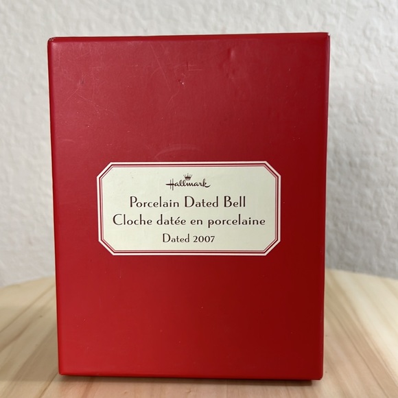 2007 Hallmark Keepsake Ornament Porcelain Bell Christmas Wreath in Box - Picture 3 of 6